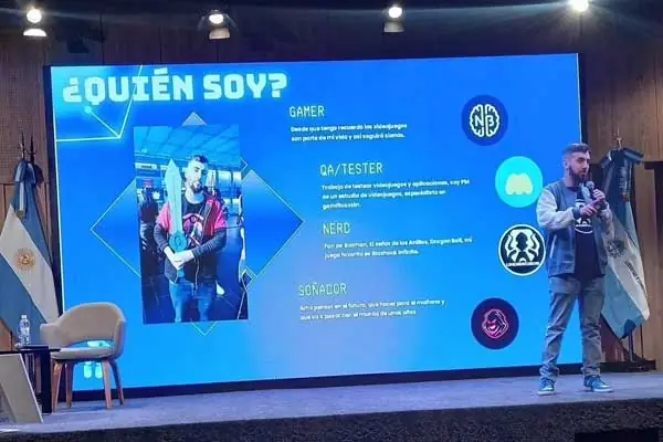 Speaker de Underc0de dando una charla