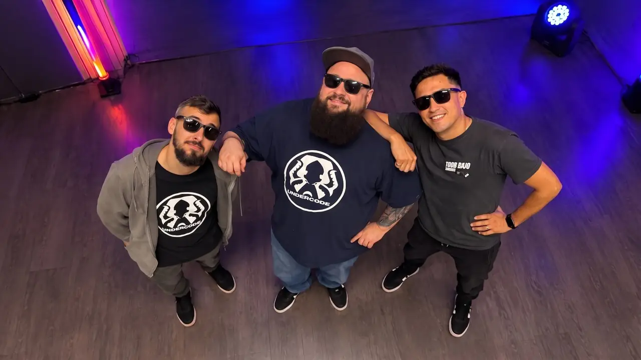 Los conductores de Todo Bajo Control, el programa de tecnología de Underc0de en YouTube